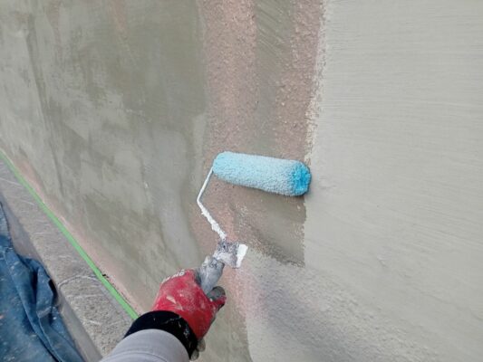 和歌山市密着の外壁塗装・屋根塗装専門店エースペイントの擁壁の塗装　下塗り塗装