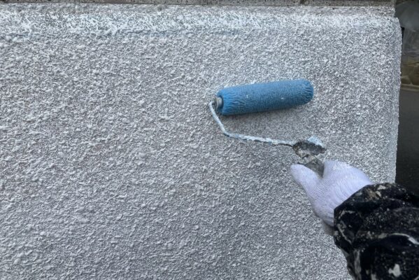 和歌山市密着の外壁塗装・屋根塗装専門店エースペイントの擁壁の塗装　下塗り（2回目）塗装