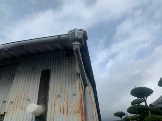 和歌山市密着の外壁塗装・屋根塗装専門店エースペイントの倉庫の塗装　雨樋交換前