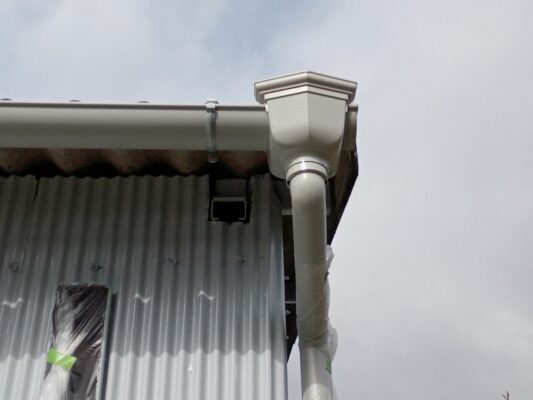 和歌山市密着の外壁塗装・屋根塗装専門店エースペイントの倉庫の塗装　雨樋交換後