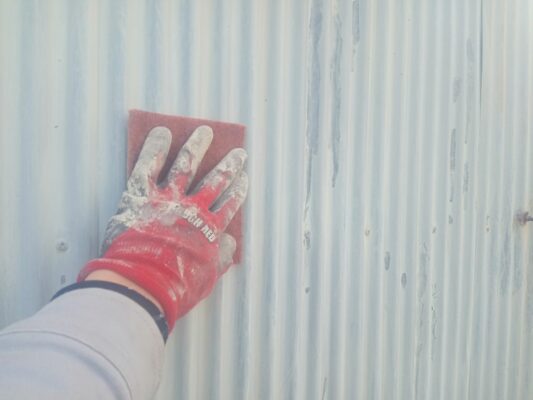 和歌山市密着の外壁塗装・屋根塗装専門店エースペイントの倉庫の塗装　ケレン