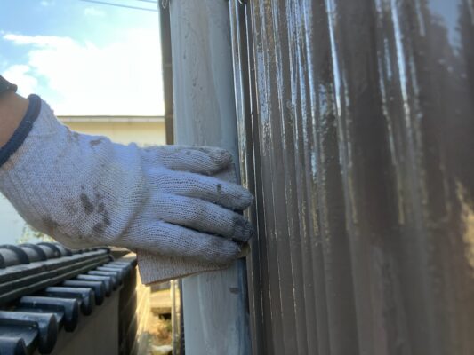 和歌山市密着の外壁塗装・屋根塗装専門店エースペイントの倉庫の塗装　竪樋　ケレン