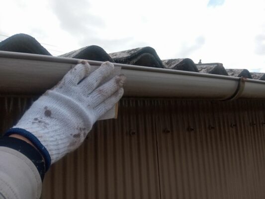 和歌山市密着の外壁塗装・屋根塗装専門店エースペイントの倉庫の塗装　軒樋　ケレン
