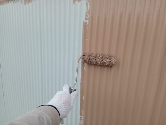 和歌山市密着の外壁塗装・屋根塗装専門店エースペイントの倉庫の塗装　中塗り塗装