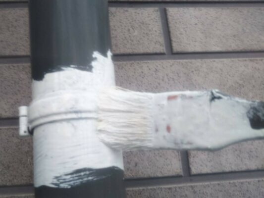 和歌山市密着の外壁塗装・屋根塗装専門店エースペイント　塩ビ配管バンドの錆止め塗装