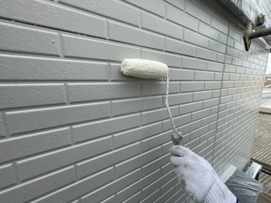 和歌山市密着の外壁塗装・屋根塗装専門店エースペイントの外壁の上塗りコーティング