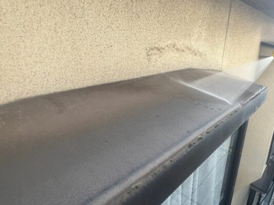 和歌山市密着の外壁塗装・屋根塗装専門店エースペイント　出窓庇の高圧洗浄
