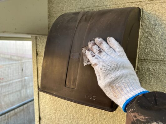 和歌山市密着の外壁塗装・屋根塗装専門店エースペイントの換気フードのケレン作業