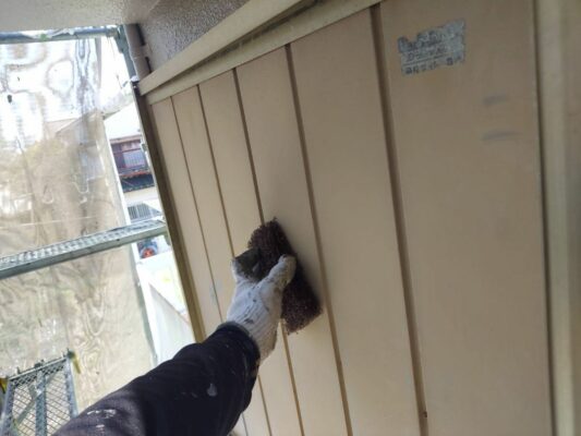 和歌山市密着の外壁塗装・屋根塗装専門店エースペイント　雨戸のケレン作業