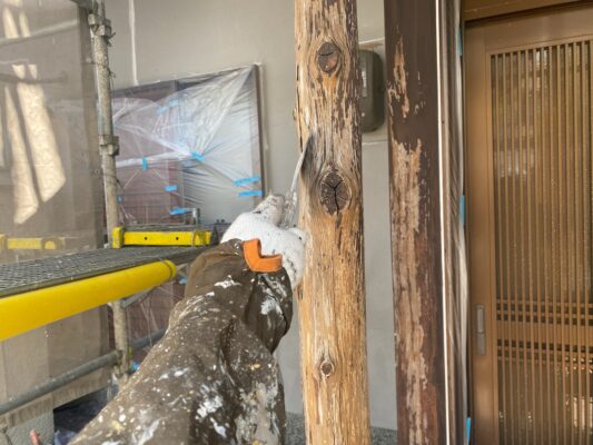 和歌山市密着の外壁塗装・屋根塗装専門店エースペイント　木部のケレン作業