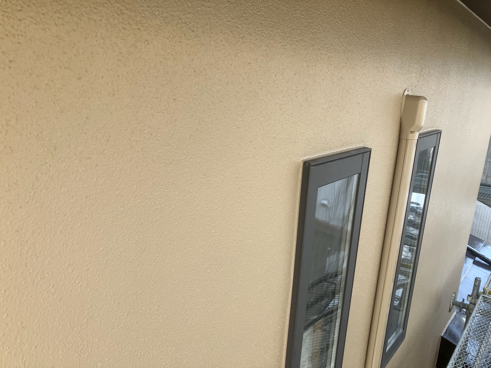 【和歌山市】　T様邸<br>『コルクベージュの外壁にチャコールグレージュのアクセントで温かみのある印象の素敵な仕上がりに…✧₊°』インテグラルコート塗布4