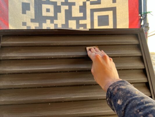 和歌山市密着の外壁塗装・屋根塗装専門店エースペイント　雨戸のケレン作業