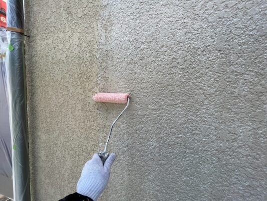 和歌山市密着の外壁塗装・屋根塗装専門店エースペイント　外壁の下塗り1回目