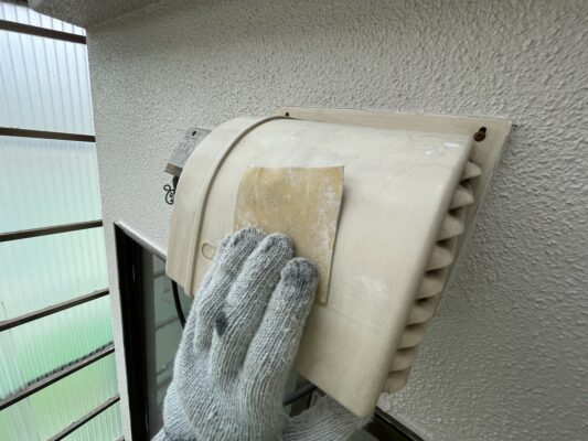 和歌山市密着の外壁塗装・屋根塗装専門店エースペイント　換気フードのケレン作業
