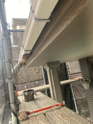 和歌山市密着の外壁塗装・屋根塗装専門店エースペイント　軒樋のケレン作業