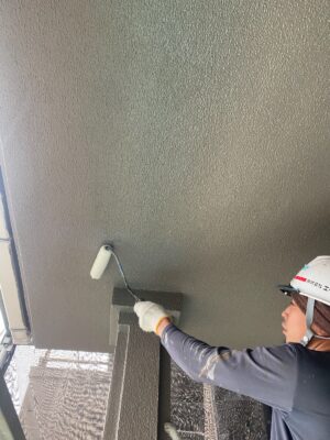 和歌山市密着の外壁塗装・屋根塗装専門店エースペイント　軒天の上塗りコーティング