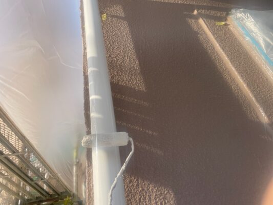 和歌山市密着の外壁塗装・屋根塗装専門店エースペイント　竪樋の上塗り1回目