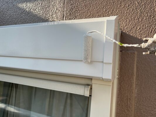 和歌山市密着の外壁塗装・屋根塗装専門店エースペイント　シャッターボックスの上塗り塗装