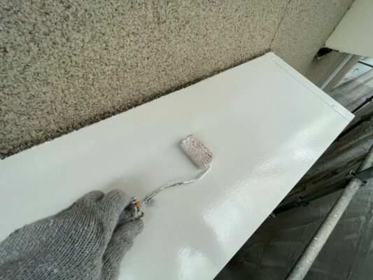 和歌山市密着の外壁塗装・屋根塗装専門店エースペイント　シャッターボックスの上塗り塗装