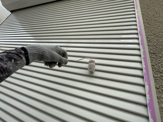 和歌山市密着の外壁塗装・屋根塗装専門店エースペイント　シャッターの中塗り塗装