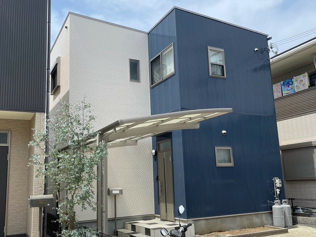 【和歌山市】　Ｋ様邸<br>『グレージュの外壁にインディゴブルーのアクセントがハイセンスで素敵な仕上がりに…✧₊°』インテグラルコート塗布2