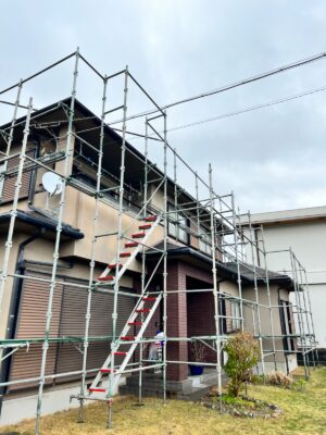 塗装工事期間中の駐車場においてある車について