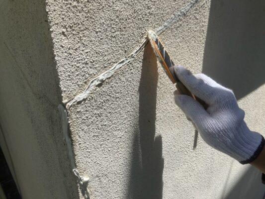 和歌山市密着の外壁塗装・屋根塗装専門店エースペイント　ひび割れ補修　コーキング均し