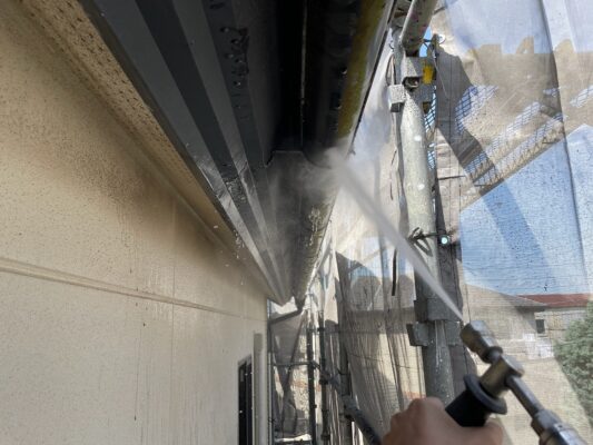 和歌山市密着の外壁塗装・屋根塗装専門店エースペイント　軒樋の高圧洗浄