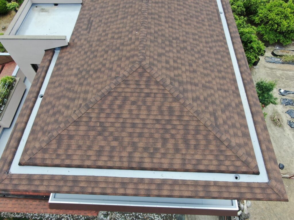 【有田市】　Ｅ様邸<br>『屋根カバー工法で耐久性バッチリ！落ち着いた印象の屋根が素敵な仕上がりに…✧₊°』2