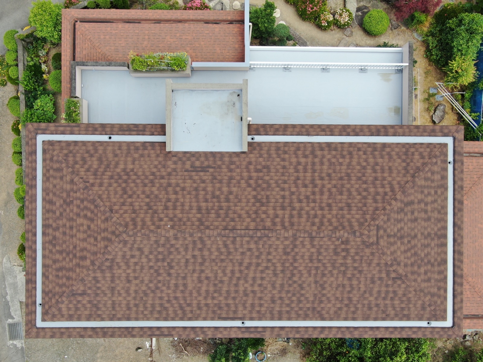 【有田市】　Ｅ様邸<br>『屋根カバー工法で耐久性バッチリ！落ち着いた印象の屋根が素敵な仕上がりに…✧₊°』10