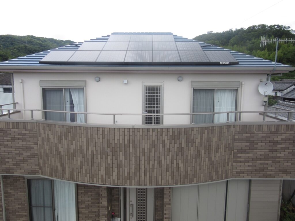 【和歌山市】　Y様邸<br>『エクルグレージュの外壁にマリンブルーの屋根が爽やかな印象の素敵な仕上がりに…✧₊°』ウルトラTOP塗布2
