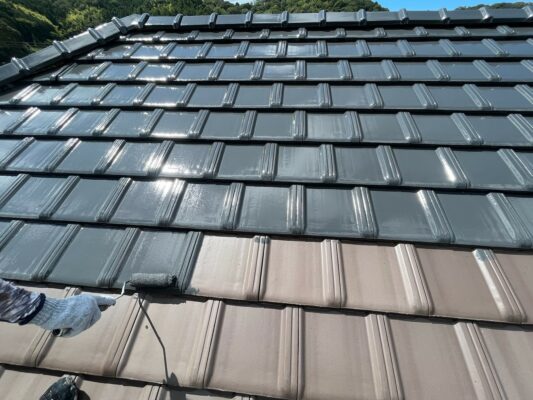 和歌山市密着の外壁塗装・屋根塗装専門店エースペイントの屋根の塗装　陶器瓦　上塗り2回目