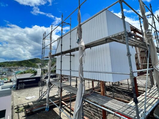 和歌山市密着の外壁塗装・屋根塗装専門店エースペイントの看板の塗装　足場組立