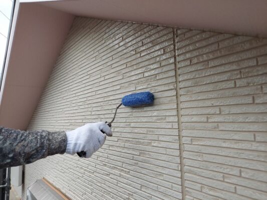 和歌山市密着の外壁塗装屋根塗装専門店のエースペイントの外壁の塗装　中塗り塗装　上塗り1回目