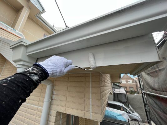 和歌山市密着の外壁塗装屋根塗装専門店のエースペイントの付帯部の塗装　鼻隠し　中塗り塗装　上塗り1回目
