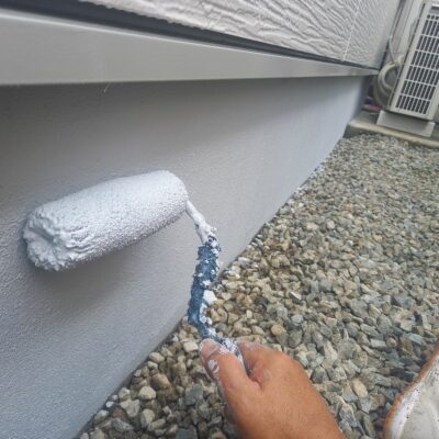 和歌山市密着の外壁塗装屋根塗装専門店のエースペイントの基礎の塗装　上塗り塗装　上塗り２回目