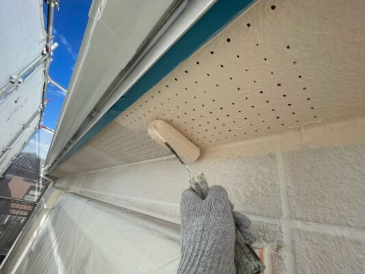 和歌山市密着の外壁塗装屋根塗装専門店のエースペイントの付帯部の塗装　軒天　上塗り1回目　中塗り塗装