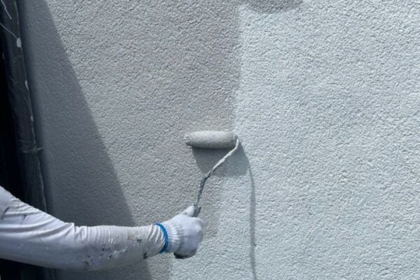 和歌山市密着の外壁塗装屋根塗装専門店のエースペイントの外壁の塗装　外壁　中塗り　上塗り１回目