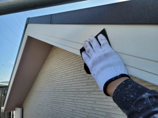 和歌山市密着の外壁塗装・屋根塗装専門店エースペイントの屋根の塗装　破風　ケレン