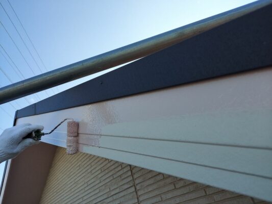 和歌山市密着の外壁塗装・屋根塗装専門店エースペイントの屋根の塗装　破風　中塗り塗装　上塗り1回目