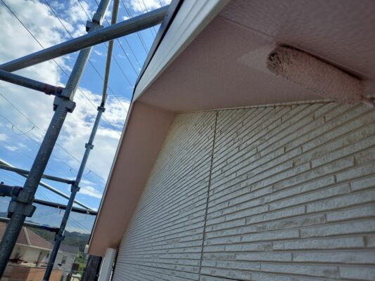 和歌山市密着の外壁塗装・屋根塗装専門店エースペイントの付帯部の塗装　軒天　上塗り塗装　上塗り2回目