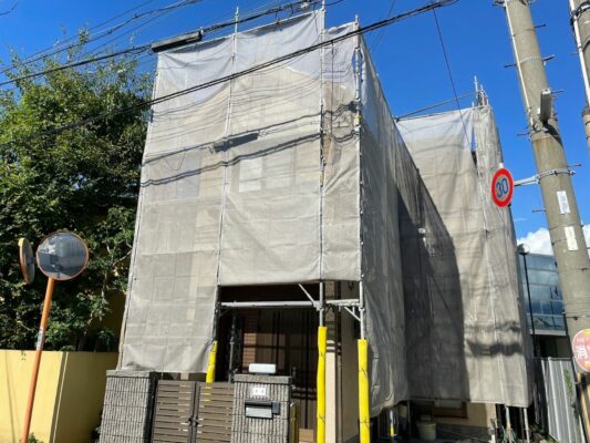 和歌山市密着の外壁塗装・屋根塗装専門店エースペイントの外壁の塗装と付帯部の塗装　足場組立