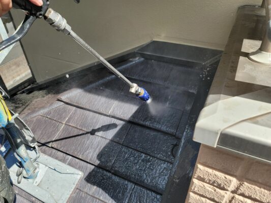 和歌山市密着の外壁塗装・屋根塗装専門店エースペイントの外壁の塗装と屋根の塗装　下屋根　高圧洗浄　