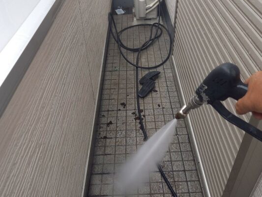 和歌山市密着の外壁塗装・屋根塗装専門店エースペイントの外壁の塗装と屋根の塗装　ベランダ　高圧洗浄