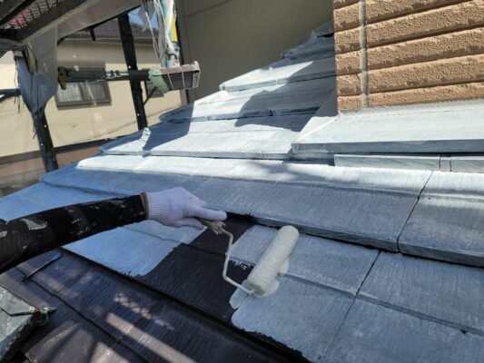 和歌山市密着の外壁塗装・屋根塗装専門店エースペイントの屋根の塗装　下塗り