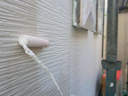 和歌山市密着の外壁塗装・屋根塗装専門店エースペイントの外壁の塗装　下塗り塗装　下塗り2回目