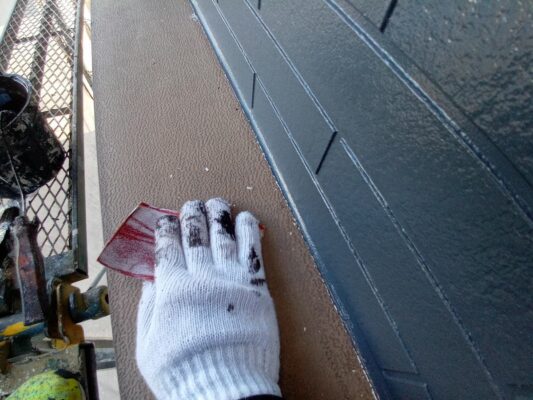和歌山市密着の外壁塗装・屋根塗装専門店エースペイントの付帯部の塗装　出窓庇　ケレン