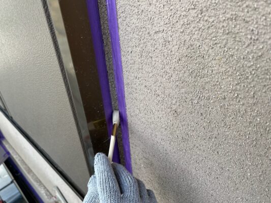 和歌山市密着の外壁塗装・屋根塗装専門店エースペイントの外壁の塗装と屋根塗装　サッシ周り　プライマー塗布