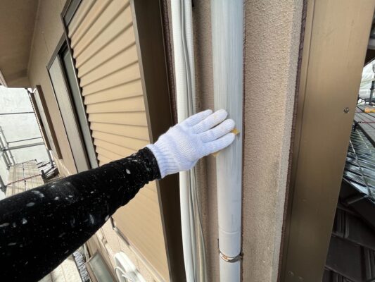 和歌山市密着の外壁塗装・屋根塗装専門店エースペイントの付帯部の塗装　竪樋　ケレン