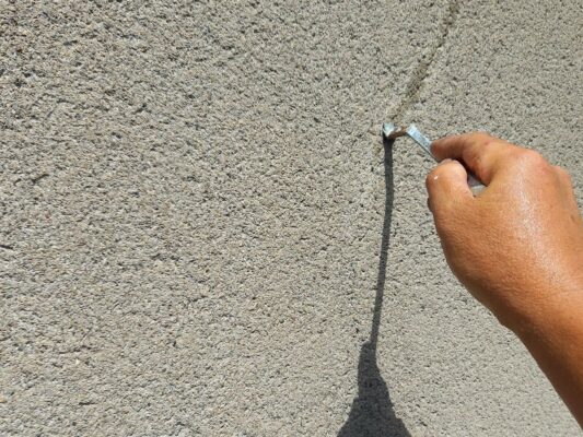 和歌山市密着の外壁塗装・屋根塗装専門店エースペイントの外壁の塗装　ひび割れ修繕　プライマー塗布